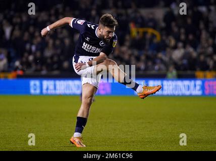 Tom Bradshaw de Millwall tire sur le but, menant à un but propre marqué par Cameron Humphreys de Rotherham United (non illustré), le but de la coupe de Millwall du match du championnat Sky Bet à la Den, Londres. Date de la photo: Dimanche 1 janvier 2023. Banque D'Images