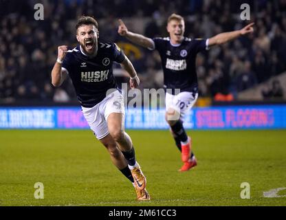 Tom Bradshaw, de Millwall, célèbre le deuxième but du match de son côté, un but marqué par Cameron Humphreys (non représenté) de Rotherham United, lors du match du championnat Sky Bet à la Den, Londres. Date de la photo: Dimanche 1 janvier 2023. Banque D'Images