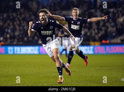 Tom Bradshaw, de Millwall, célèbre le deuxième but du match de son côté, un but marqué par Cameron Humphreys (non représenté) de Rotherham United, lors du match du championnat Sky Bet à la Den, Londres. Date de la photo: Dimanche 1 janvier 2023. Banque D'Images