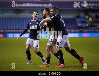 Tom Bradshaw de Millwall (au centre) célèbre le deuxième but du match de son côté, un but marqué par Cameron Humphreys de Rotherham United (non représenté), lors du match du championnat Sky Bet à la Den, Londres. Date de la photo: Dimanche 1 janvier 2023. Banque D'Images