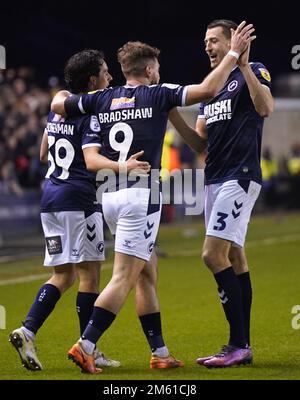 Tom Bradshaw de Millwall (au centre) célèbre le deuxième but du match de son côté, un but marqué par Cameron Humphreys de Rotherham United (non représenté), lors du match du championnat Sky Bet à la Den, Londres. Date de la photo: Dimanche 1 janvier 2023. Banque D'Images