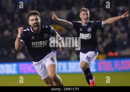 Tom Bradshaw, de Millwall, célèbre le deuxième but du match de son côté, un but marqué par Cameron Humphreys (non représenté) de Rotherham United, lors du match du championnat Sky Bet à la Den, Londres. Date de la photo: Dimanche 1 janvier 2023. Banque D'Images