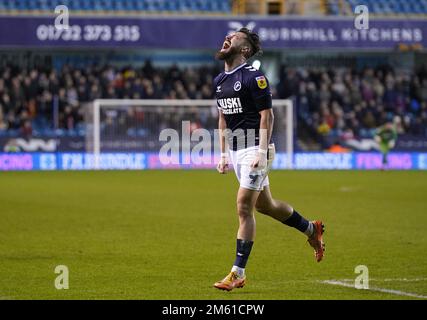 Tom Bradshaw, de Millwall, célèbre le deuxième but du match de son côté, un but marqué par Cameron Humphreys (non représenté) de Rotherham United, lors du match du championnat Sky Bet à la Den, Londres. Date de la photo: Dimanche 1 janvier 2023. Banque D'Images