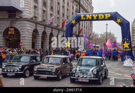 Londres, Royaume-Uni. 1st janvier 2023. Les mini-passionnés participent à la parade du nouvel an à Piccadilly. Le LNYDP est un défilé annuel qui traverse les rues du West End de Londres. Credit: Vuk Valcic/Alamy Live News Banque D'Images