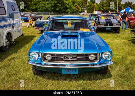 Iola, WI - 07 juillet 2022: Vue de face d'une Ford Mustang GT 1967 Fastback à un salon de voiture local. Banque D'Images