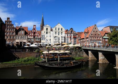 Vieux bateau de bois dans le quai à la rivière Ilmenau, Lueneburg, Basse-Saxe, Allemagne Banque D'Images