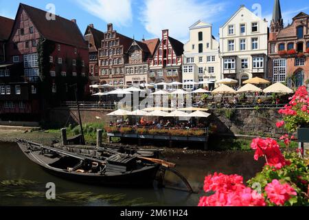 Vieux bateau de bois dans le quai à la rivière Ilmenau, Lueneburg, Basse-Saxe, Allemagne Banque D'Images