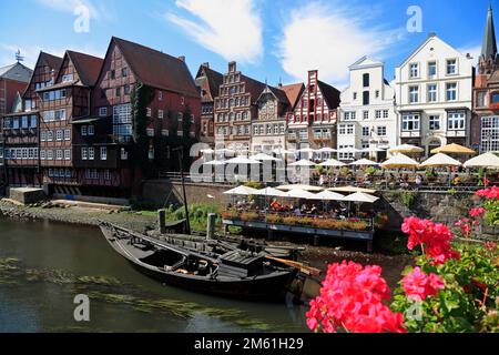 Vieux bateau de bois dans le quai à la rivière Ilmenau, Lueneburg, Basse-Saxe, Allemagne Banque D'Images