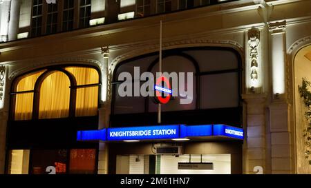 Station de métro Knightsbridge à Londres - LONDRES, Royaume-Uni - 20 DÉCEMBRE 2022 Banque D'Images