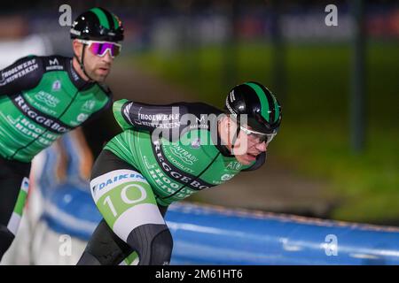 AMSTERDAM, PAYS-BAS - JANVIER 1 : Willem Hoolwerf de l'équipe Reggeborgh lors des championnats nationaux de patinage de vitesse au marathon de Jaap Eden IJsbaan sur 1 janvier 2023 à Amsterdam, pays-Bas (photo d'Andre Weening/Orange Pictures) Banque D'Images