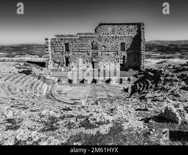 Le théâtre des ruines romaines d'Acinipo, province de Malaga, Andalousie, sud de l'Espagne. La ville, fondée en 45 av. J.-C., est également connue sous le nom de Ronda la Vieja, ou O. Banque D'Images