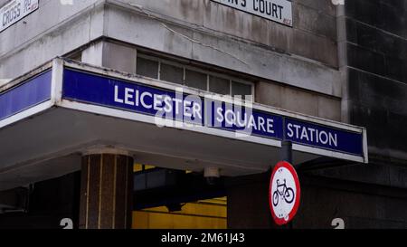 Station de métro Leicester Square - LONDRES, Royaume-Uni - 20 DÉCEMBRE 2022 Banque D'Images