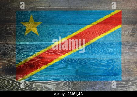 Drapeau de la République démocratique du Congo sur fond rustique de surface en bois ancien Banque D'Images