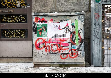 Affiches sur les armoires de rue à Tampere, Finlande Banque D'Images