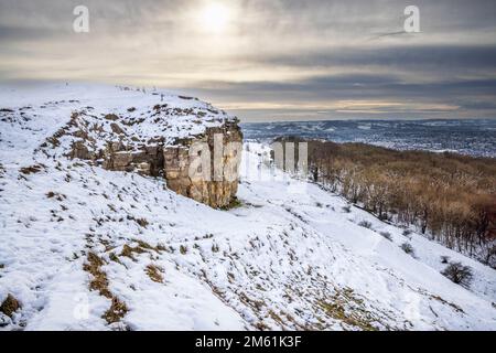 Un rocher couvert de neige surplombant Cheltenham Spa, Cleeve Hill, Gloucestershire, Angleterre Banque D'Images