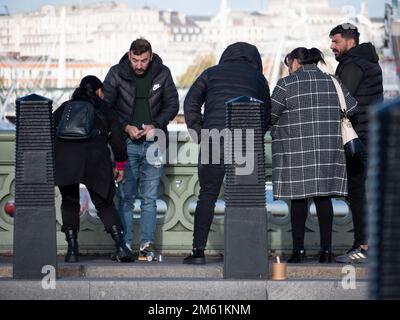 Thimblerig, jeu Shell, Bola bola, également connu sous le nom de Monte à trois cartes, trouver la Dame et trick à trois cartes, jeu de Paris jeu jouant sur le pont de Westminster, Londres Banque D'Images