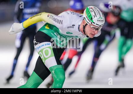 AMSTERDAM, PAYS-BAS - JANVIER 1 : Christiaan Hoekstra de l'équipe Sportchaletviehhofen.at lors des championnats nationaux de patinage de vitesse au marathon de Jaap Eden IJsbaan sur 1 janvier 2023 à Amsterdam, pays-Bas (photo d'Andre Weening/Orange Pictures) Banque D'Images