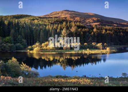 Feu tôt le matin sur Moel Siabod au-dessus de Llynnau Mymbyr, près de Capel Curig, parc national de Snowdonia, pays de Galles du Nord, Royaume-Uni Banque D'Images