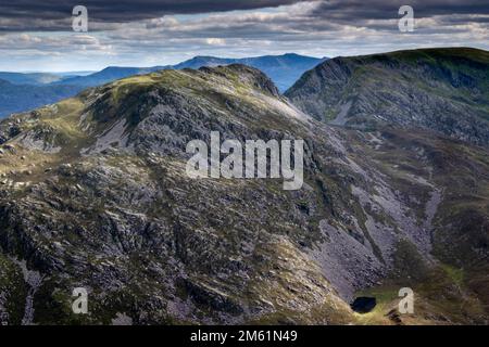 Rhinog Fach et y Llettr avec Llyn Cwmhosan ci-dessous, le Rhinogydd, Parc national de Snowdonia, Nord du pays de Galles, Royaume-Uni Banque D'Images