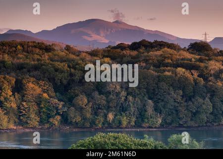 Mont Snowdon vue sur le détroit de Menai en automne, depuis Anglesey, au nord du pays de Galles, au Royaume-Uni Banque D'Images