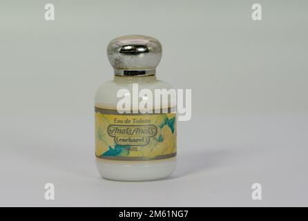 Gros plan d'un parfum miniature Anais Anais par Cacharel est un parfum floral pour les femmes. ANAIS Anais a été lancé en 1978. Banque D'Images