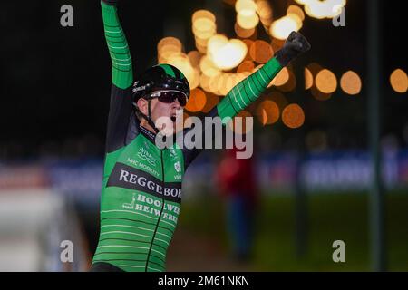 AMSTERDAM, PAYS-BAS - JANVIER 1: Evert Hoolwerf de l'équipe Reggeborgh lors des championnats nationaux de patinage de vitesse au marathon de Jaap Eden IJsbaan sur 1 janvier 2023 à Amsterdam, pays-Bas (photo d'Andre Weening/Orange Pictures) Banque D'Images