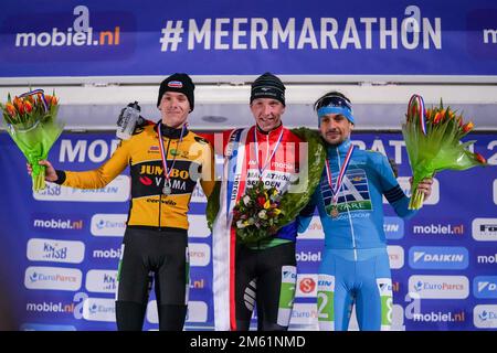 AMSTERDAM, PAYS-BAS - JANVIER 1 : Robert Post de l'équipe Jumbo/Visma, Evert Hoolwerf de l'équipe Reggeborgh et Sjoerd den Hertog de l'équipe Royal A-ware lors des championnats nationaux Marathon Speed Skating à Jaap Eden IJsbaan sur 1 janvier 2023 à Amsterdam, pays-Bas (photo par Andre Weening/Orange Pictures) Banque D'Images