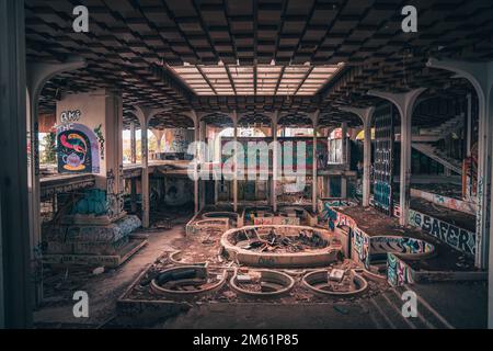 Une vue sur la sépia de l'entrée principale de l'hôtel abandonné Haludovo Palace sur l'île de Krk en Croatie Banque D'Images