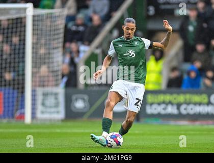 Plymouth, Royaume-Uni. 01st janvier 2023. Le défenseur d'Argyle de Plymouth Nigel Lonwijk (21) passe le ballon en avant pendant le match de la Sky Bet League 1 Plymouth Argyle vs MK dons à Home Park, Plymouth, Royaume-Uni, 1st janvier 2023 (photo de Stanley Kasala/News Images) à Plymouth, Royaume-Uni, le 1/1/2023. (Photo de Stanley Kasala/News Images/Sipa USA) crédit: SIPA USA/Alay Live News Banque D'Images