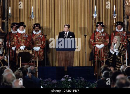 Alors que le premier président américain s'invitait à prendre la parole devant le Parlement britannique, Reagan prédisait que le marxisme-léninisme se retrouverait sur le « tas de cendres de l'histoire » Banque D'Images