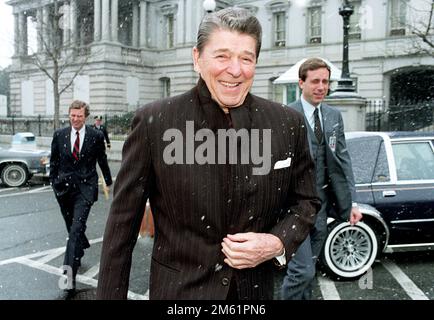 1/27/1986 le président Reagan revenant à la Maison-Blanche pendant qu'il neige le président Ronald Reagan revenant à la Maison-Blanche pendant qu'il neige, 27 janvier 1986 Banque D'Images