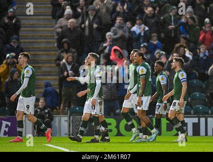 Plymouth, Royaume-Uni. 01st janvier 2023. BUT Plymouth Argyle forward Morgan Whittaker (19) et Plymouth Argyle forward Ryan Hardie (9) célèbre un objectif pour le faire 3-1 lors du match Sky Bet League 1 Plymouth Argyle vs MK dons à Home Park, Plymouth, Royaume-Uni, 1st janvier 2023 (photo de Stanley Kasala/News Images) à Plymouth, Royaume-Uni le 1/1/2023. (Photo de Stanley Kasala/News Images/Sipa USA) crédit: SIPA USA/Alay Live News Banque D'Images