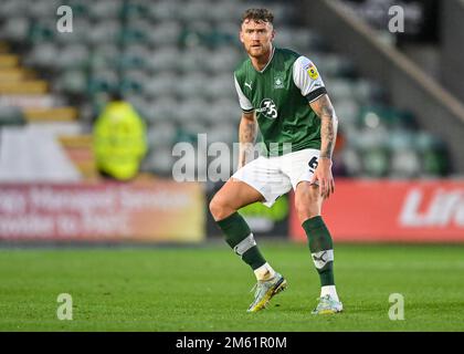 Plymouth, Royaume-Uni. 01st janvier 2023. Le défenseur de Plymouth Argyle Dan Scarr (6) pendant le match de la Sky Bet League 1 Plymouth Argyle vs MK dons at Home Park, Plymouth, Royaume-Uni, 1st janvier 2023 (photo de Stanley Kasala/News Images) à Plymouth, Royaume-Uni, le 1/1/2023. (Photo de Stanley Kasala/News Images/Sipa USA) crédit: SIPA USA/Alay Live News Banque D'Images