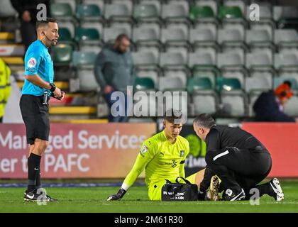 Plymouth, Royaume-Uni. 01st janvier 2023. Le gardien de but de Plymouth Argyle Michael Cooper (1) est blessé lors du match Sky Bet League 1 Plymouth Argyle vs MK dons à Home Park, Plymouth, Royaume-Uni, 1st janvier 2023 (photo de Stanley Kasala/News Images) à Plymouth, Royaume-Uni, le 1/1/2023. (Photo de Stanley Kasala/News Images/Sipa USA) crédit: SIPA USA/Alay Live News Banque D'Images