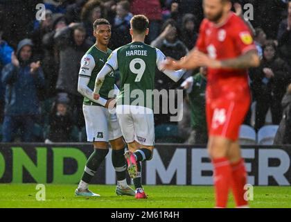 Plymouth, Royaume-Uni. 01st janvier 2023. BUT Plymouth Argyle forward Morgan Whittaker (19) et Plymouth Argyle forward Ryan Hardie (9) célèbre un objectif pour le faire 3-1 lors du match Sky Bet League 1 Plymouth Argyle vs MK dons à Home Park, Plymouth, Royaume-Uni, 1st janvier 2023 (photo de Stanley Kasala/News Images) à Plymouth, Royaume-Uni le 1/1/2023. (Photo de Stanley Kasala/News Images/Sipa USA) crédit: SIPA USA/Alay Live News Banque D'Images