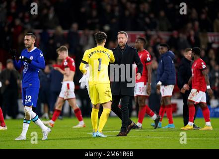 Kepa Arrizabalaga (à gauche), gardien de Chelsea, se met à la main avec le gérant Graham Potter à la fin du match de la Premier League au City Ground, à Nottingham. Date de la photo: Dimanche 1 janvier 2023. Banque D'Images