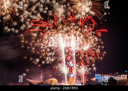 01 janvier 2023, Mecklembourg-Poméranie occidentale, Warnemünde : la tour Warnemünde lumière avec un spectacle spectaculaire de lasers, lumières, feux d'artifice et musique live au phare dans la station balnéaire de Warnemünde en mer Baltique. Photo: Frank Hormann/dpa-Zentralbild/dpa Banque D'Images