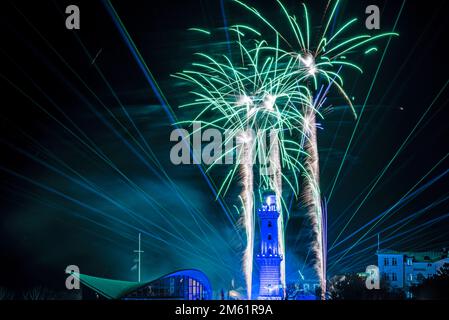 01 janvier 2023, Mecklembourg-Poméranie occidentale, Warnemünde : la tour Warnemünde lumière avec un spectacle spectaculaire de lasers, lumières, feux d'artifice et musique live au phare dans la station balnéaire de Warnemünde en mer Baltique. Photo: Frank Hormann/dpa-Zentralbild/dpa Banque D'Images