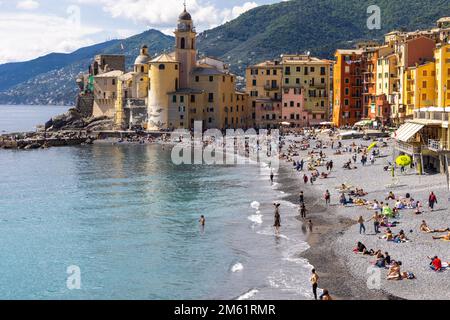 Panorama de la côte de Camogli et de la plage avec les gens. Petit village de pêcheurs et station près de la presqu'île de Portofino, dans la Riviera di Levante, Banque D'Images