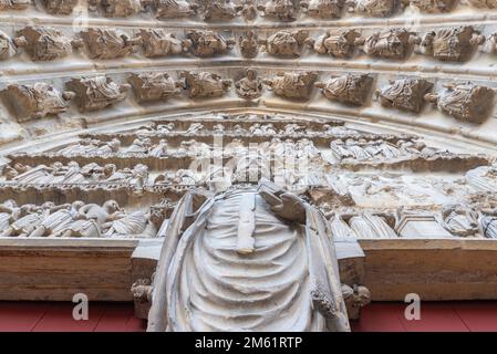 Les statues de la cathédrale de Reims ou de Reims de notre-Dame datant du 13th siècle, fortement endommagées pendant la première Guerre mondiale mais admirablement restaurées, sont l'une des Mo Banque D'Images