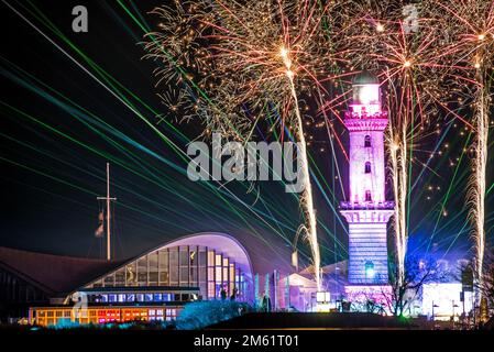 01 janvier 2023, Mecklembourg-Poméranie occidentale, Warnemünde : la tour Warnemünde lumière avec un spectacle spectaculaire de lasers, lumières, feux d'artifice et musique live au phare dans la station balnéaire de Warnemünde en mer Baltique. Photo: Frank Hormann/dpa-Zentralbild/dpa Banque D'Images
