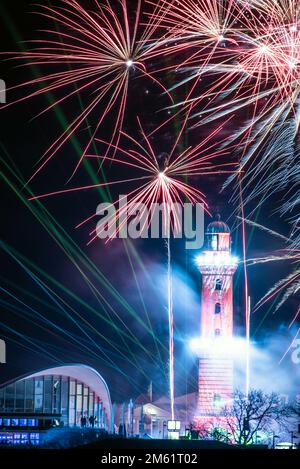01 janvier 2023, Mecklembourg-Poméranie occidentale, Warnemünde : la tour Warnemünde lumière avec un spectacle spectaculaire de lasers, lumières, feux d'artifice et musique live au phare dans la station balnéaire de Warnemünde en mer Baltique. Photo: Frank Hormann/dpa-Zentralbild/dpa Banque D'Images