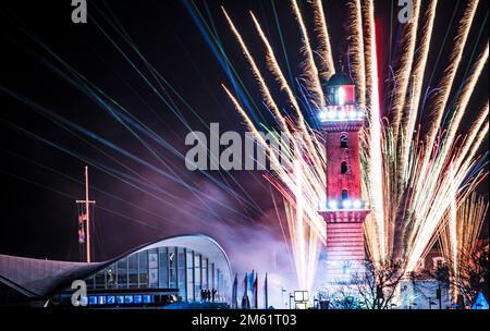 01 janvier 2023, Mecklembourg-Poméranie occidentale, Warnemünde : la tour Warnemünde lumière avec un spectacle spectaculaire de lasers, lumières, feux d'artifice et musique live au phare dans la station balnéaire de Warnemünde en mer Baltique. Photo: Frank Hormann/dpa-Zentralbild/dpa Banque D'Images