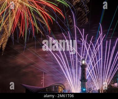01 janvier 2023, Mecklembourg-Poméranie occidentale, Warnemünde : la tour Warnemünde lumière avec un spectacle spectaculaire de lasers, lumières, feux d'artifice et musique live au phare dans la station balnéaire de Warnemünde en mer Baltique. Photo: Frank Hormann/dpa-Zentralbild/dpa Banque D'Images