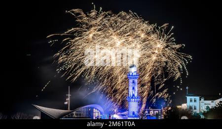 01 janvier 2023, Mecklembourg-Poméranie occidentale, Warnemünde : la tour Warnemünde lumière avec un spectacle spectaculaire de lasers, lumières, feux d'artifice et musique live au phare dans la station balnéaire de Warnemünde en mer Baltique. Photo: Frank Hormann/dpa-Zentralbild/dpa Banque D'Images