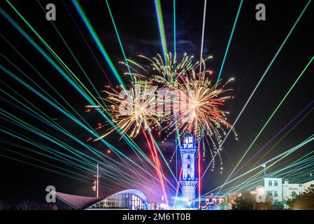 01 janvier 2023, Mecklembourg-Poméranie occidentale, Warnemünde : la tour Warnemünde lumière avec un spectacle spectaculaire de lasers, lumières, feux d'artifice et musique live au phare dans la station balnéaire de Warnemünde en mer Baltique. Photo: Frank Hormann/dpa-Zentralbild/dpa Banque D'Images