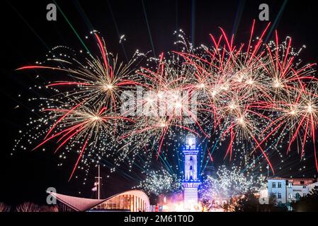 01 janvier 2023, Mecklembourg-Poméranie occidentale, Warnemünde : la tour Warnemünde lumière avec un spectacle spectaculaire de lasers, lumières, feux d'artifice et musique live au phare dans la station balnéaire de Warnemünde en mer Baltique. Photo: Frank Hormann/dpa-Zentralbild/dpa Banque D'Images