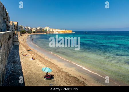 Trapani, Sicile, Italie - 10 juillet 2020: Plage et forteresse rocheuses sur la plage de Mura di Tramontana, au nord de la vieille ville de Trapani, Sicile Banque D'Images