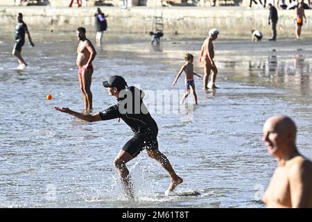 Le peuple de Split a utilisé le premier jour ensoleillé du nouvel an pour un picigin sur la plage de Bacvice à Split, Croatie sur 1 janvier 2023. Picigin est un jeu de balle traditionnel de Split qui se joue sur la plage. Il s'agit d'un sport amateur joué dans l'eau peu profonde, consistant en des joueurs qui gardent une petite balle de toucher l'eau. Banque D'Images