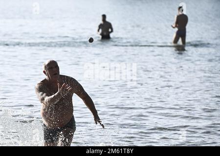 Le peuple de Split a utilisé le premier jour ensoleillé du nouvel an pour un picigin sur la plage de Bacvice à Split, Croatie sur 1 janvier 2023. Picigin est un jeu de balle traditionnel de Split qui se joue sur la plage. Il s'agit d'un sport amateur joué dans l'eau peu profonde, consistant en des joueurs qui gardent une petite balle de toucher l'eau. Banque D'Images